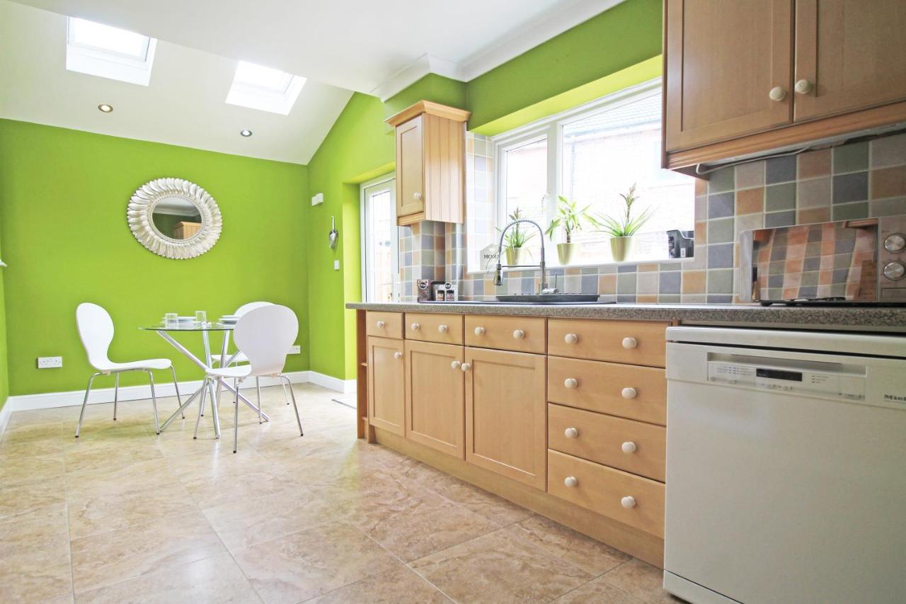 Queens Road - Luxury Spacious Home In Chester Christleton Eksteriør billede
